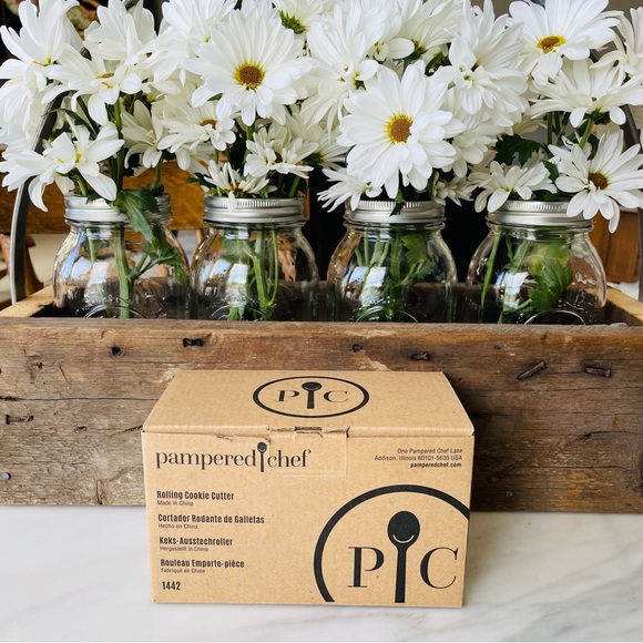 Pampered Chef•NIB•Rolling Cookie Cutter w/ (3) Changeable Stainless-Steel Heads - Picture 10 of 16